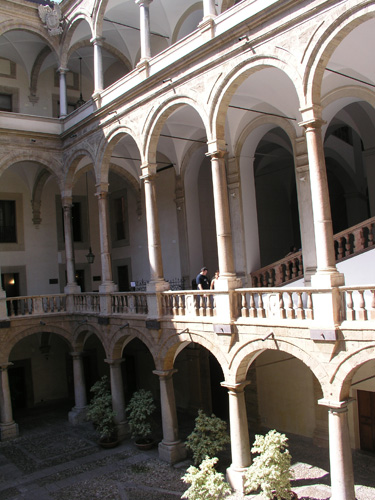 004-072404-22-Inner courtyard, Palazzo dei Normanni