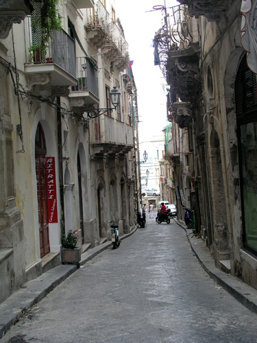 022-072604-35- street in Ortygia